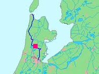 Het Noord-Hollands kanaal is in 1824 gegraven in opdracht van Koning Willem I , dit om de Amsterdamse havens te verbinden met de zee en omdat de Zuiderzee steeds ondieper werd. <br>Het kanaal kronkelt door het landschap op de lijn Den Helder-Alkmaar-Purmerend en Amsterdam.<br>10.000en arbeiders deden er 5 jaar over om de 80 km te graven, eenmaal voltooit werd het al snel te ondiep voor de groter wordende stoomschepen. <br>De doodssteek kwam toen het Noordzeekanaal in 1880 werd gegraven en zo het Noord-Hollandskanaal overbodig maakte.<br>Tegenwoordig is het een druk bevaren kanaal met vele jachten en sloepen die van - naar Amsterdam of Alkmaar varen.<br><br>Het kanaal bereikt U door te varen naar de sluis van West-Graftdijk. Klik op <a href="http://www.youtube.com/watch?v=nXEaZ1tx7aA" target="blank">DEZE LINK</a> á 2,- 'tip'.<br><br>afb links: ná het kerkje bevindt het resort zich rechts.<br>||http://nl.wikipedia.org/wiki/Noordhollandsch_Kanaal